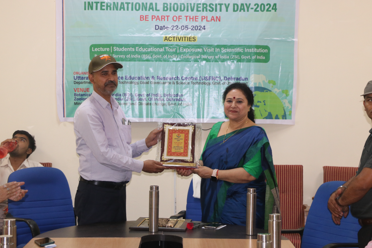 Honoured_by__Dr._S.K._Singh__HoO_to_Prof.__Dr.__Anita_Rawat__Director__USERC_on_the_occasion_of_International_Biodiversity_Day on 22.05.2024