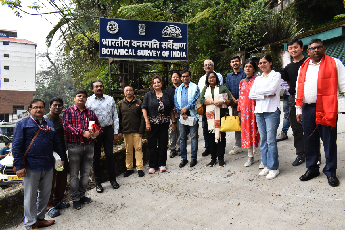 भारतीय प्राणी सर्वेक्षण (ZSI) की निदेशक डॉ. धृति बनर्जी और आर.ए.एम.सी. (RAMC), ZSI की अध्यक्षा डॉ. नंदिता चटर्जी (सेवानिवृत्त IAS) ने संस्था के अन्य दस वैज्ञानिकों के साथ 22.04.2026 को भारतीय वनस्पति सर्वेक्षण (BSI), सिक्किम हिमालय क्षेत्रीय केंद्र (SHRC)