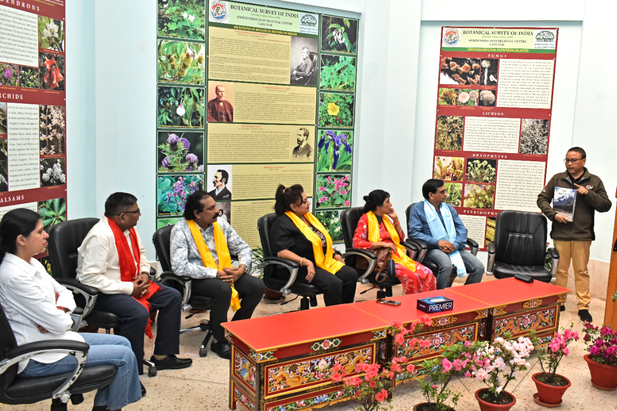 भारतीय प्राणी सर्वेक्षण (ZSI) की निदेशक डॉ. धृति बनर्जी और आर.ए.एम.सी. (RAMC), ZSI की अध्यक्षा डॉ. नंदिता चटर्जी (सेवानिवृत्त IAS) ने संस्था के अन्य दस वैज्ञानिकों के साथ 22.04.2026 को भारतीय वनस्पति सर्वेक्षण (BSI), सिक्किम हिमालय क्षेत्रीय केंद्र (SHRC)