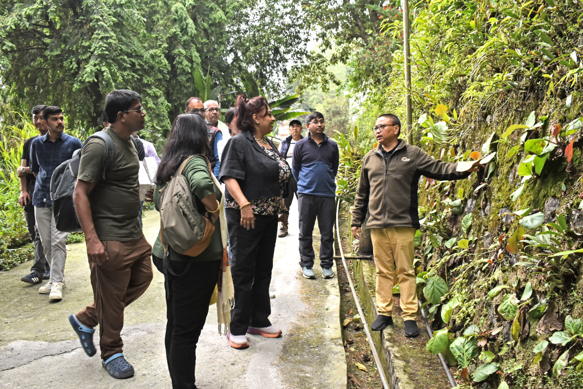 भारतीय प्राणी सर्वेक्षण (ZSI) की निदेशक डॉ. धृति बनर्जी और आर.ए.एम.सी. (RAMC), ZSI की अध्यक्षा डॉ. नंदिता चटर्जी (सेवानिवृत्त IAS) ने संस्था के अन्य दस वैज्ञानिकों के साथ 22.04.2026 को भारतीय वनस्पति सर्वेक्षण (BSI), सिक्किम हिमालय क्षेत्रीय केंद्र (SHRC)