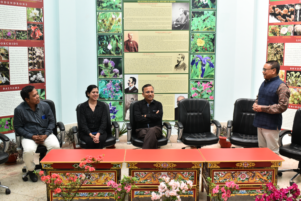 भारत सरकार के पर्यावरण, वन और जलवायु परिवर्तन मंत्रालय (MoEF&CC) के संयुक्त सचिव, श्री वेद प्रकाश मिश्रा ने 23.04.2026 को भारतीय वनस्पति सर्वेक्षण-सिक्किम हिमालय क्षेत्रीय केंद्र (BSI-SHRC), गंगटोक का दौरा किया।