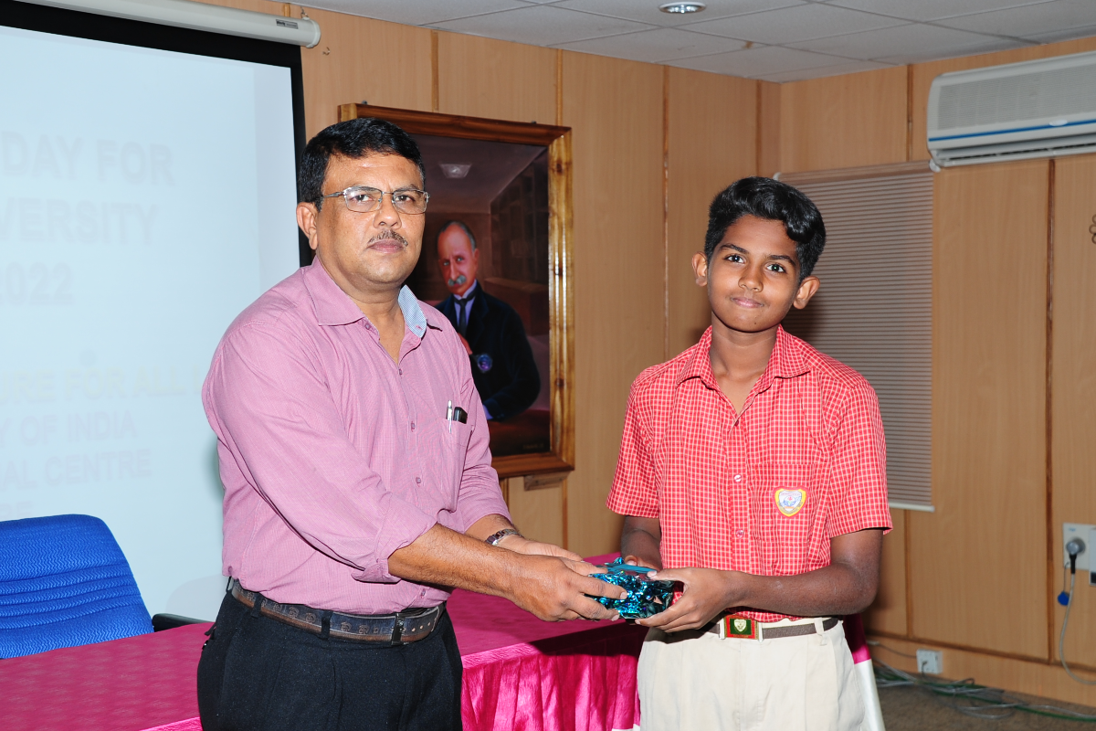 Head f Office distributing the Prize to the winners of Quiz Competition of Nehru Vidyalaya Coimbatore on International Biodiversity Day(IBD)  conducted by BSI,SRC,Coimbatore on 22.05.2022