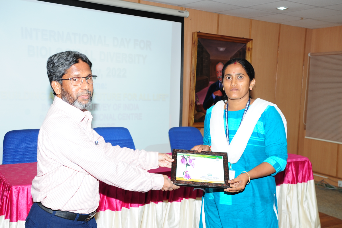 Scientist presenting the momento to the tacher of Nehru Vidyalaya Coimbatore on International Biodiversity Day  conducted by BSI,SRC,Coimbatore on 22.05.2022